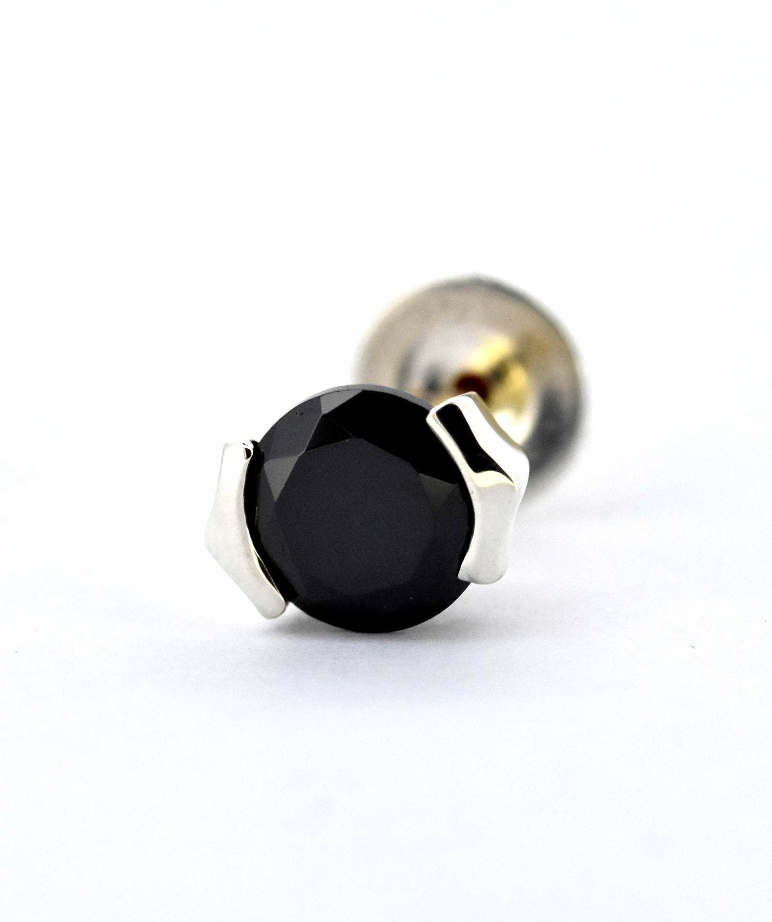 BASIC”ブリリアントカットピアス（シルバー×ブラックジルコニア