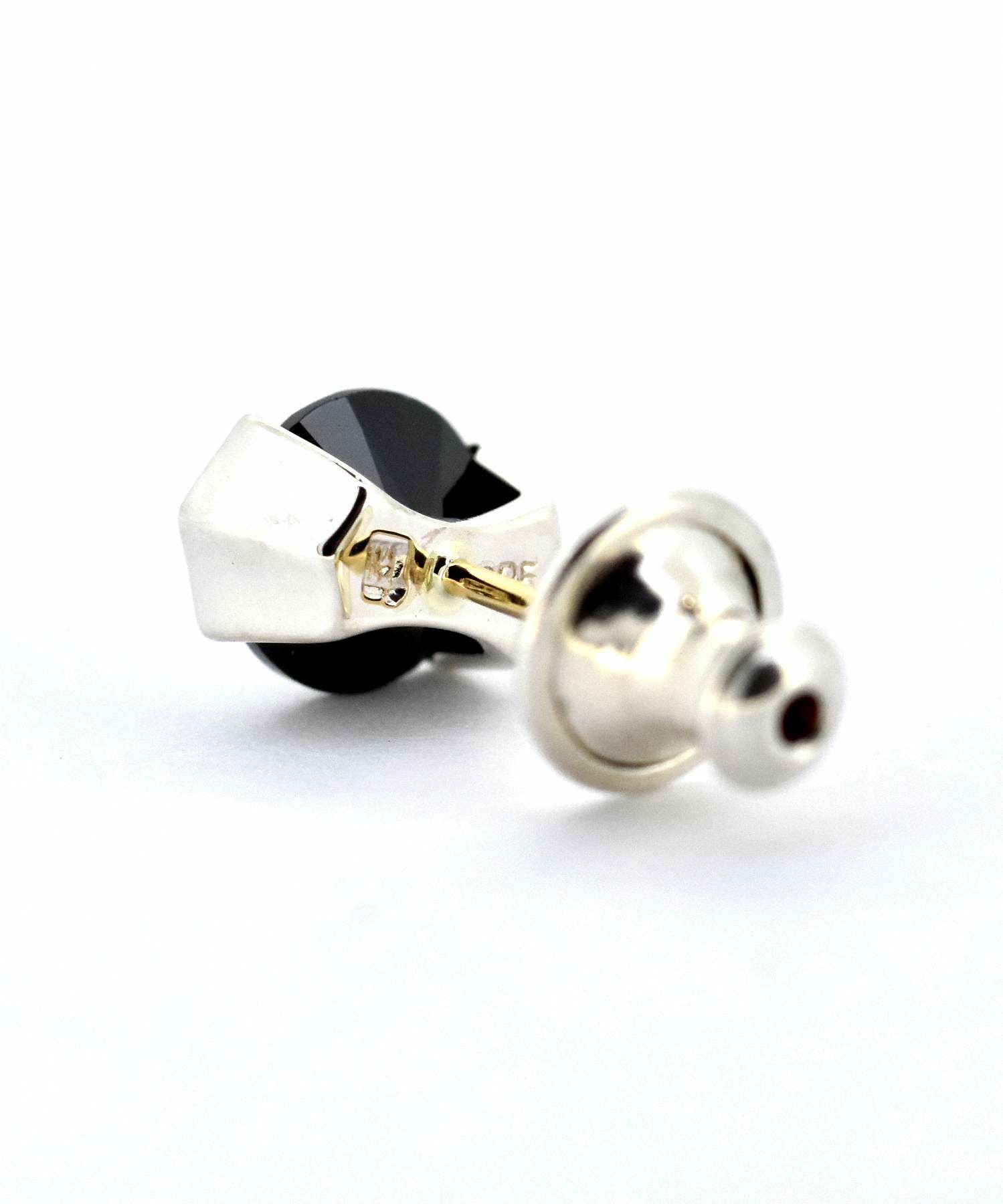 BASIC”ブリリアントカットピアス（シルバー×ブラックジルコニア