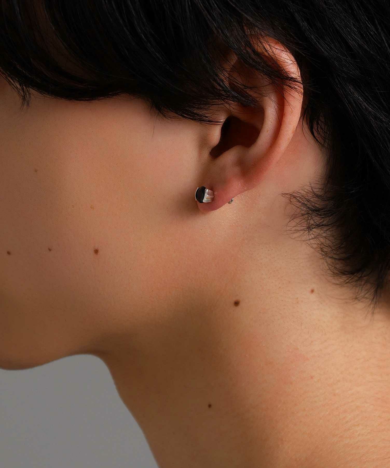 BASIC”ブリリアントカットピアス（シルバー×ブラックジルコニア