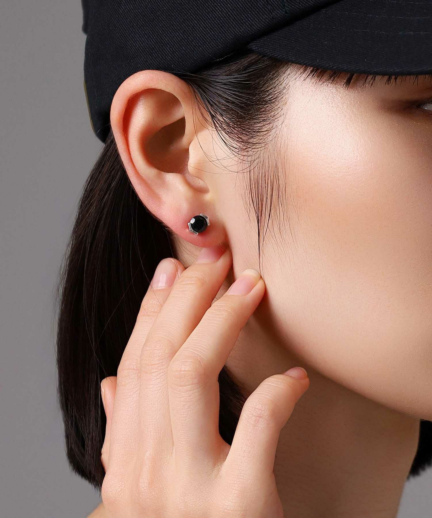 BASIC”ブリリアントカットピアス（シルバー×ブラックジルコニア