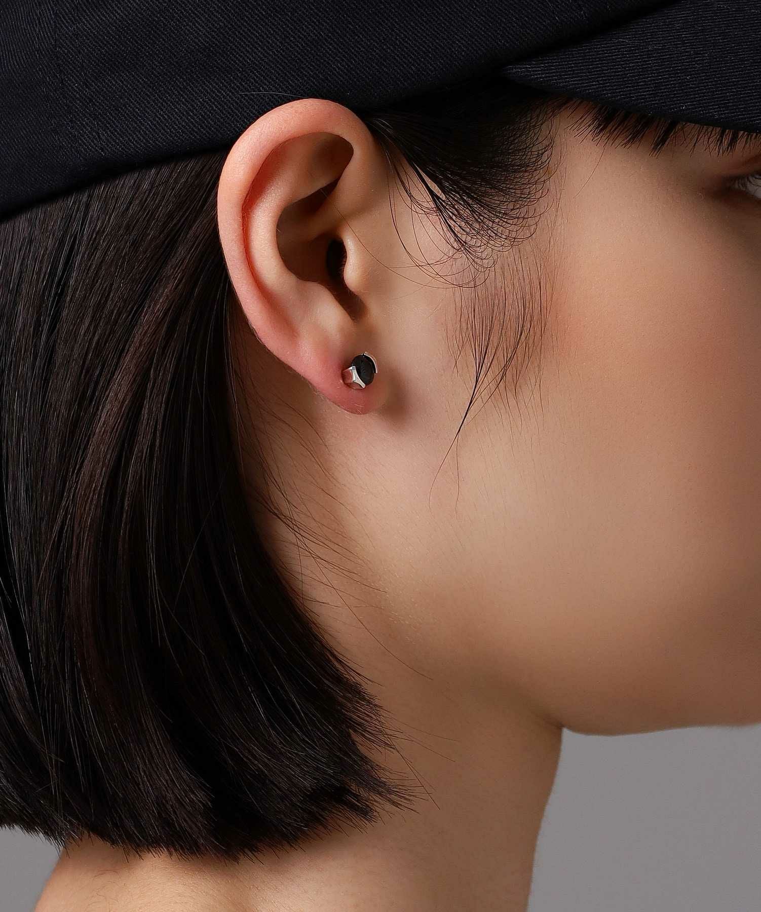 BASIC”ブリリアントカットピアス（シルバー×ブラックジルコニア