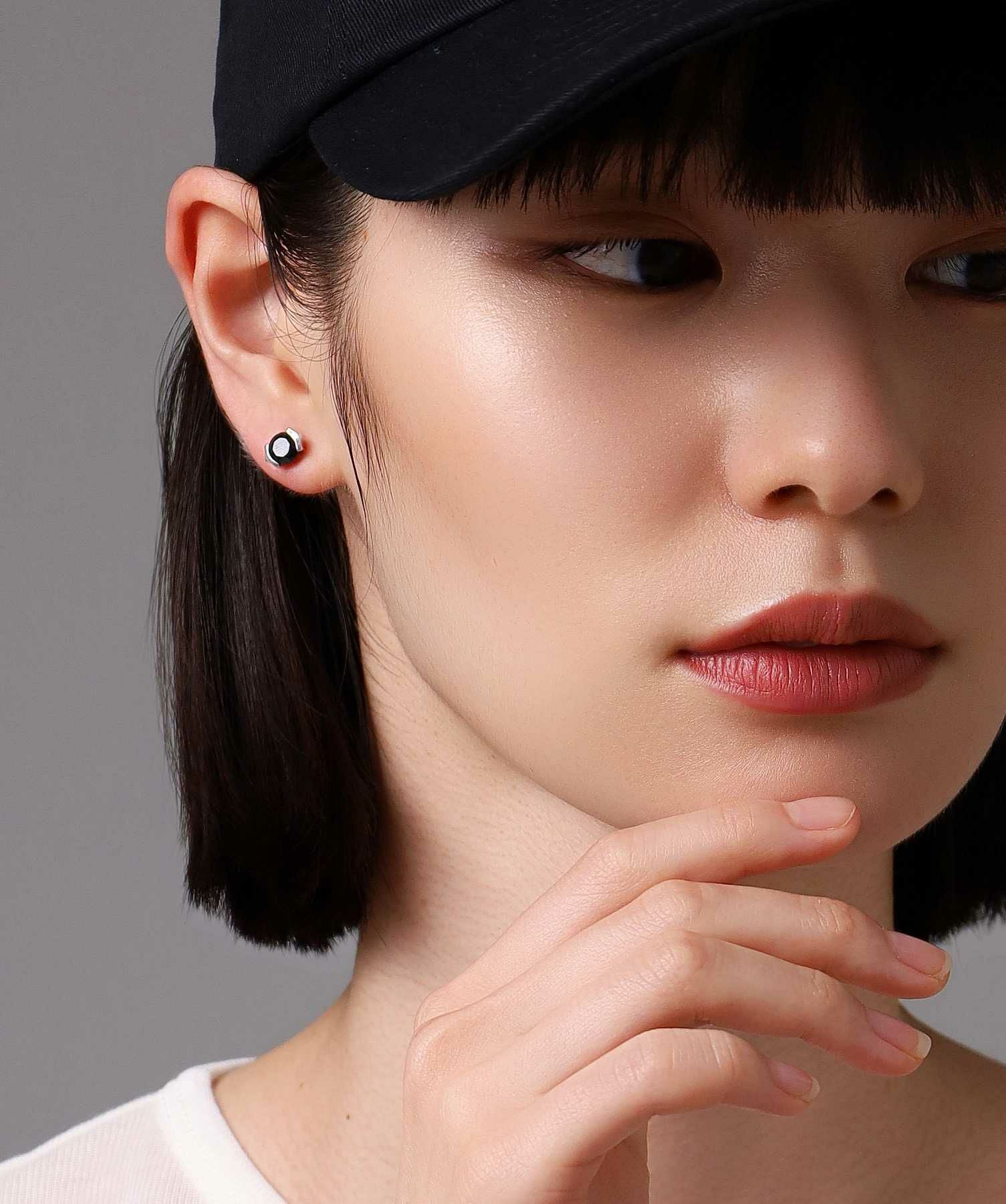 BASIC”ブリリアントカットピアス（シルバー×ブラックジルコニア