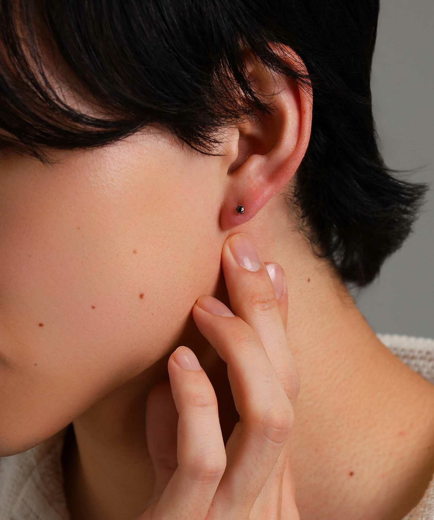 Petite Modern”ブラックダイヤモンドピアス（Sサイズ/0.1CT）/プラチナ