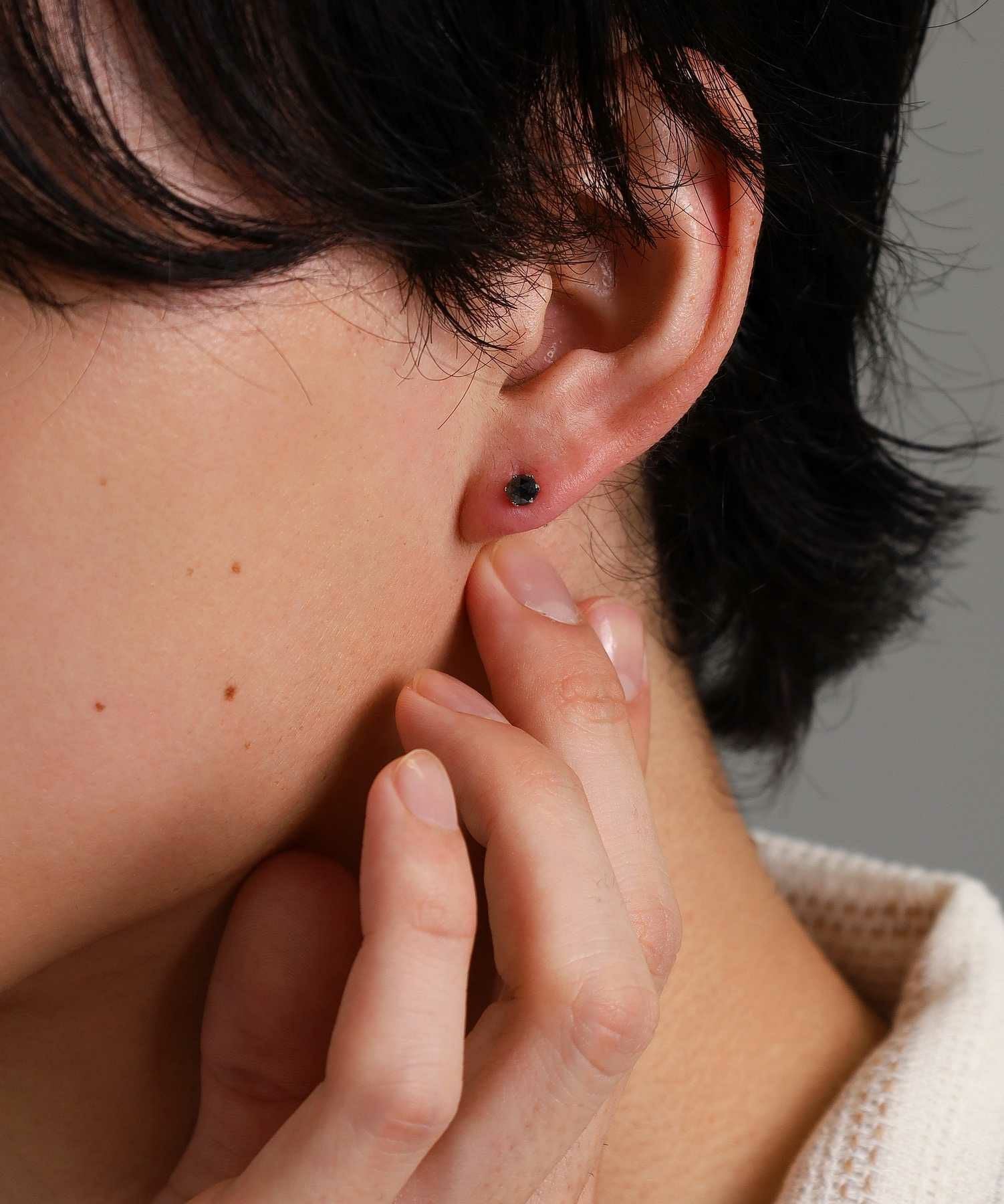 Petite Modern”ブラックダイヤモンドピアス（Mサイズ/0.25CT