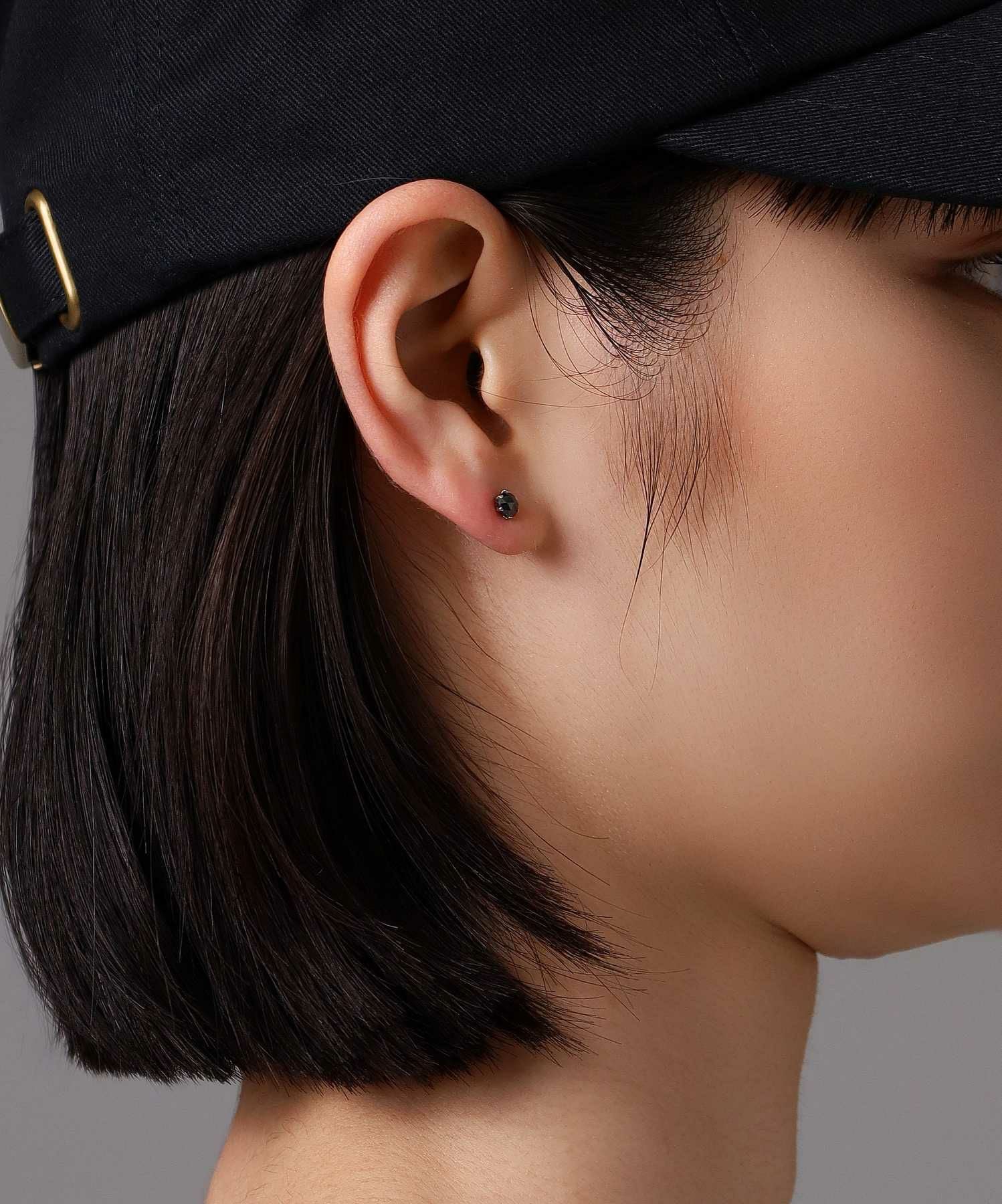 Petite Modern”ブラックダイヤモンドピアス（Mサイズ/0.25CT