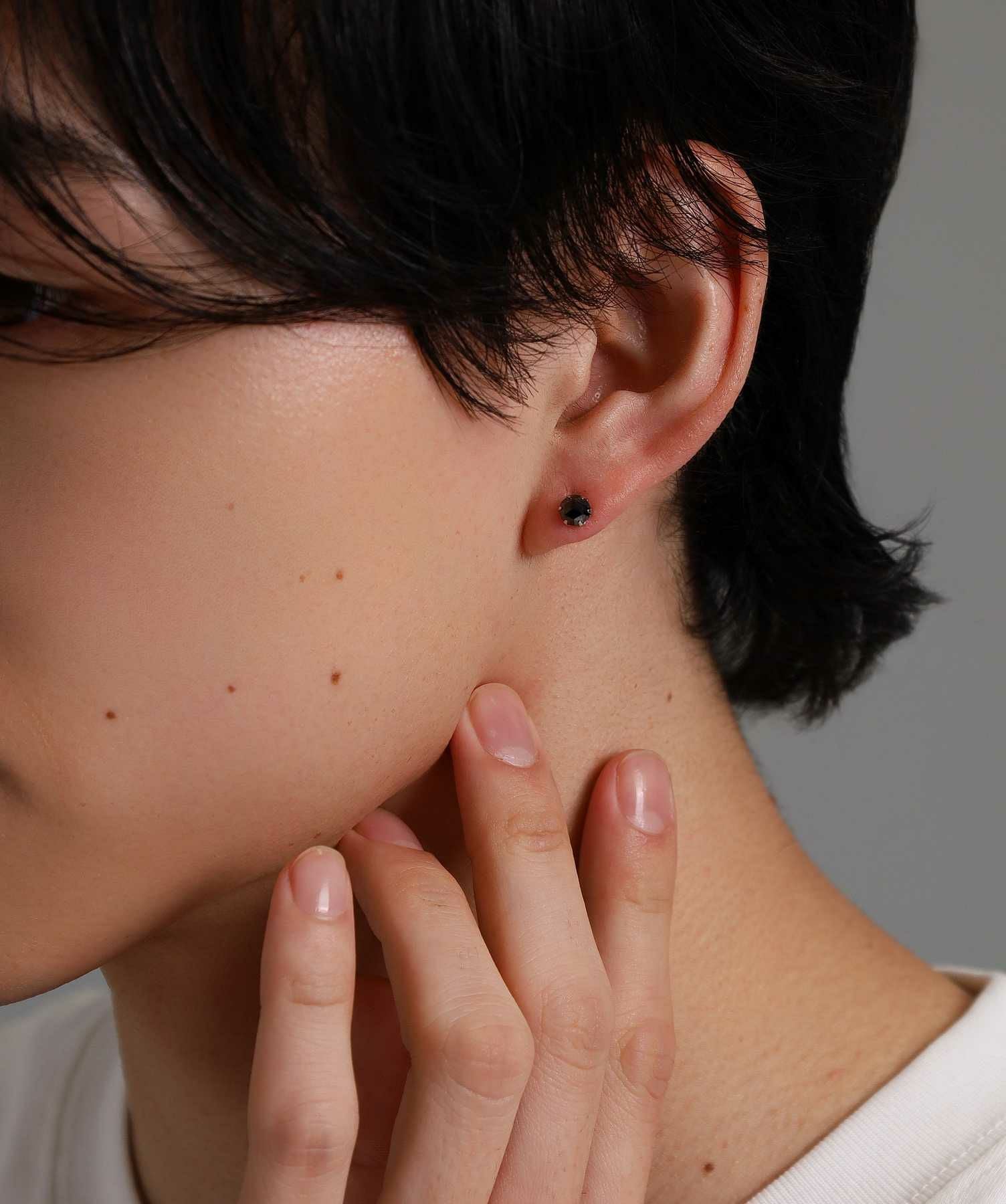 Petite Modern”ブラックダイヤモンドピアス（Lサイズ/0.5CT）/プラチナ