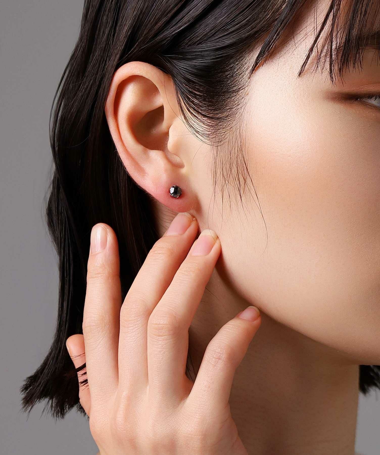 Petite Modern”ブラックダイヤモンドピアス（Lサイズ/0.5CT）/プラチナ