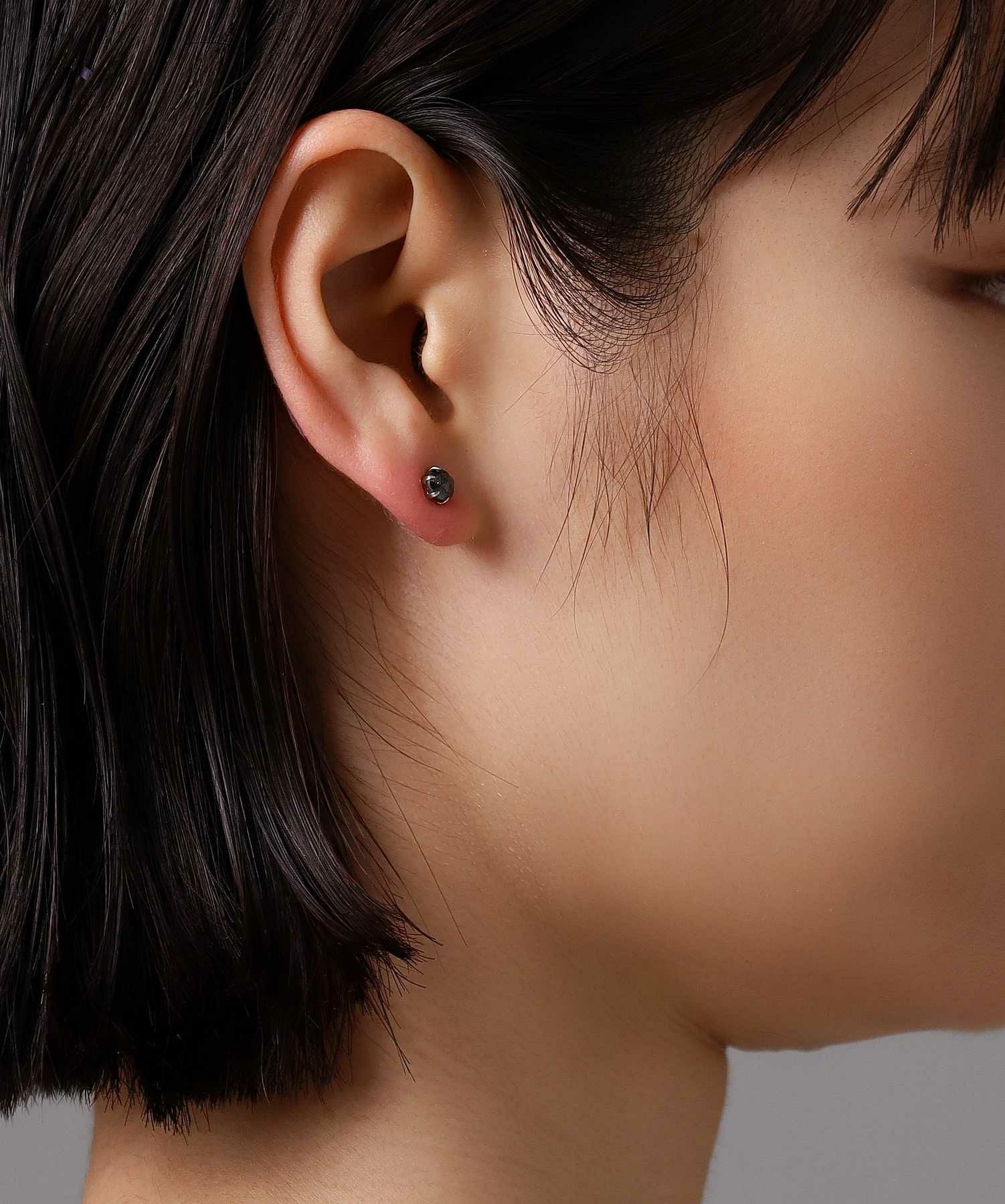 Petite Modern”ブラックダイヤモンドピアス（Lサイズ/0.5CT）/プラチナ