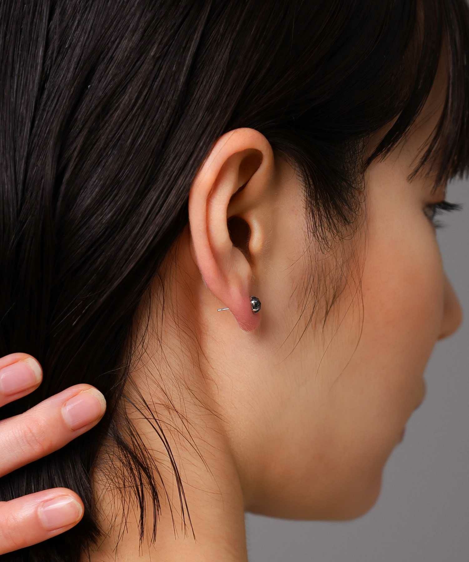 Petite Modern”ブラックダイヤモンドピアス（Lサイズ/0.5CT）/プラチナ