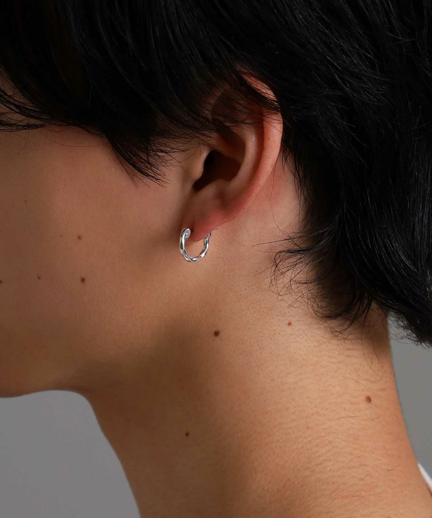  クロッシングピアス/ツイスト/シルバー925（シルバー・ライトブラック）