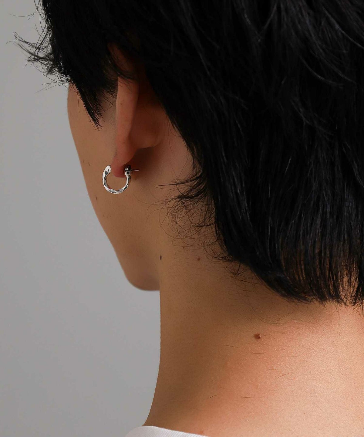  クロッシングピアス/ツイスト/シルバー925（シルバー・ライトブラック）