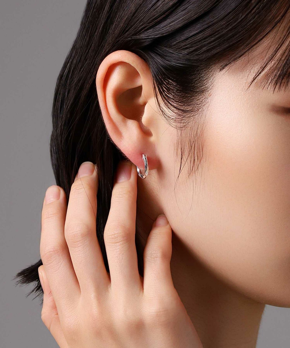  クロッシングピアス/ツイスト/シルバー925（シルバー・ライトブラック）