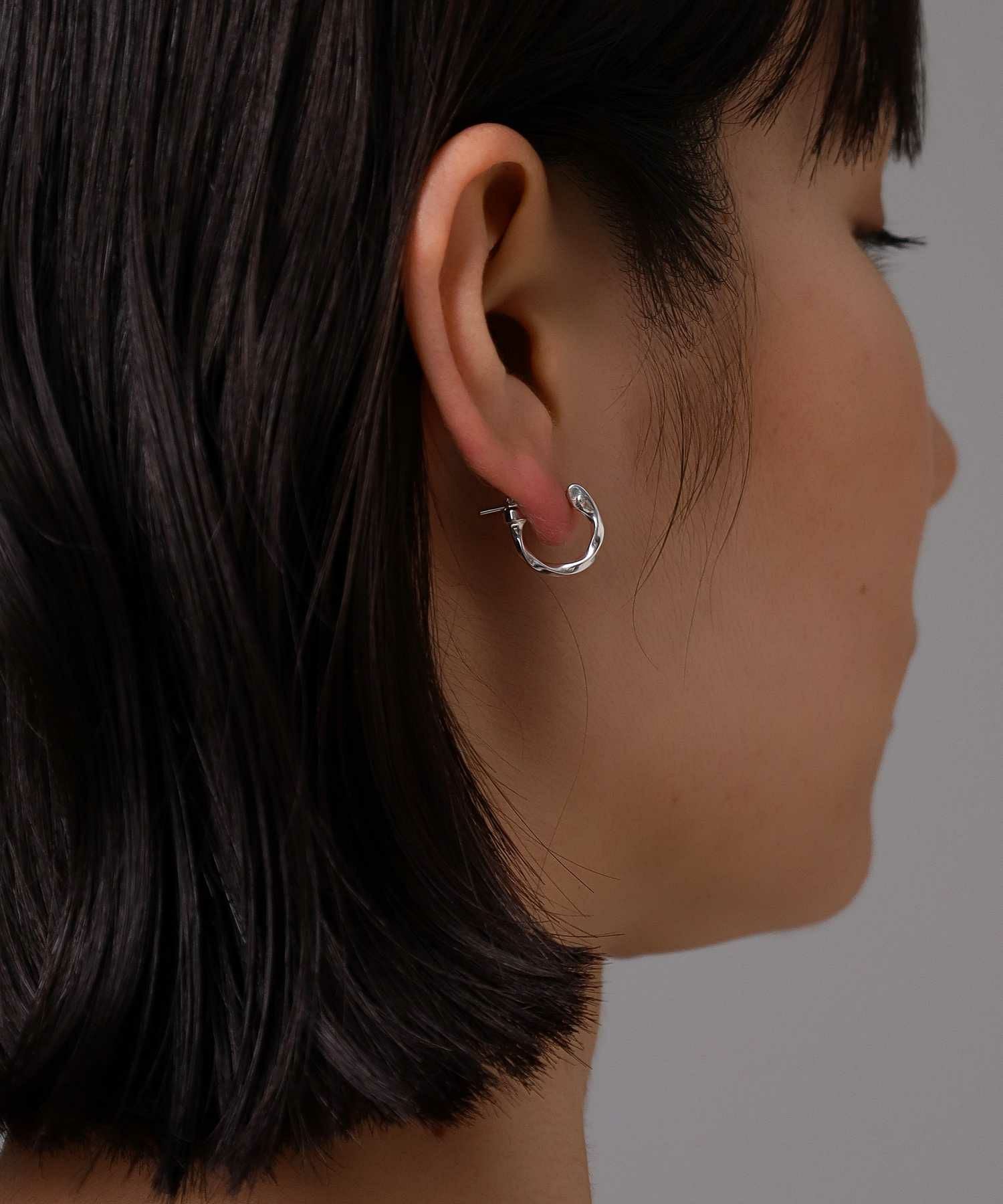  クロッシングピアス/ツイスト/シルバー925（シルバー・ライトブラック）