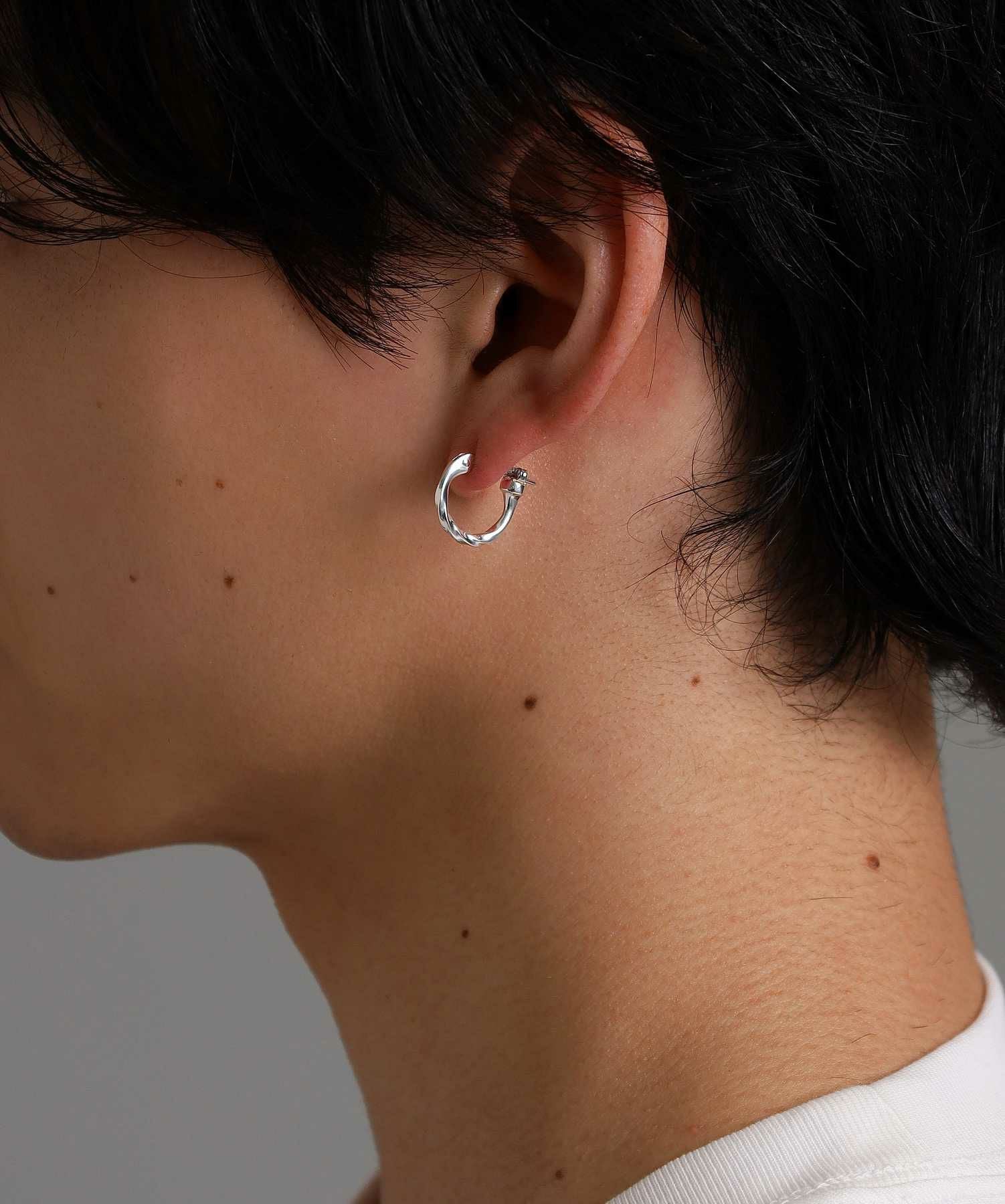  クロッシングピアス/ツイスト/シルバー925（シルバー・ライトブラック）