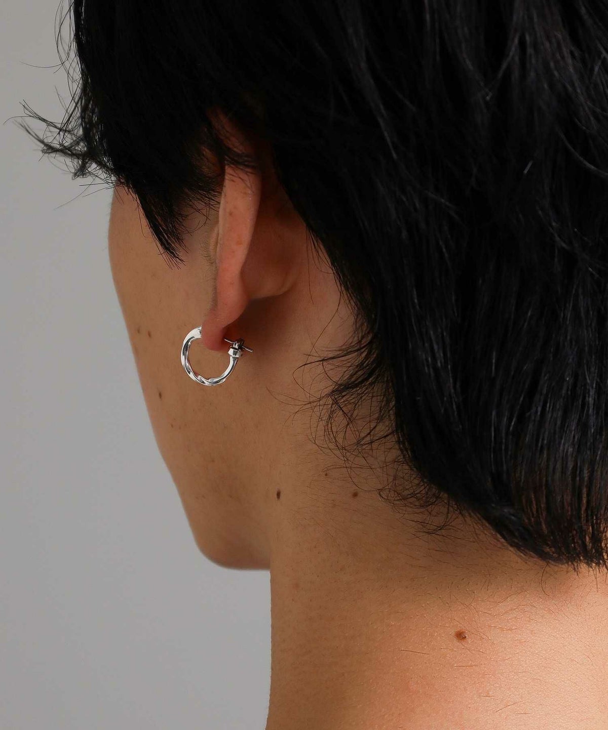  クロッシングピアス/ツイスト/シルバー925（シルバー・ライトブラック）