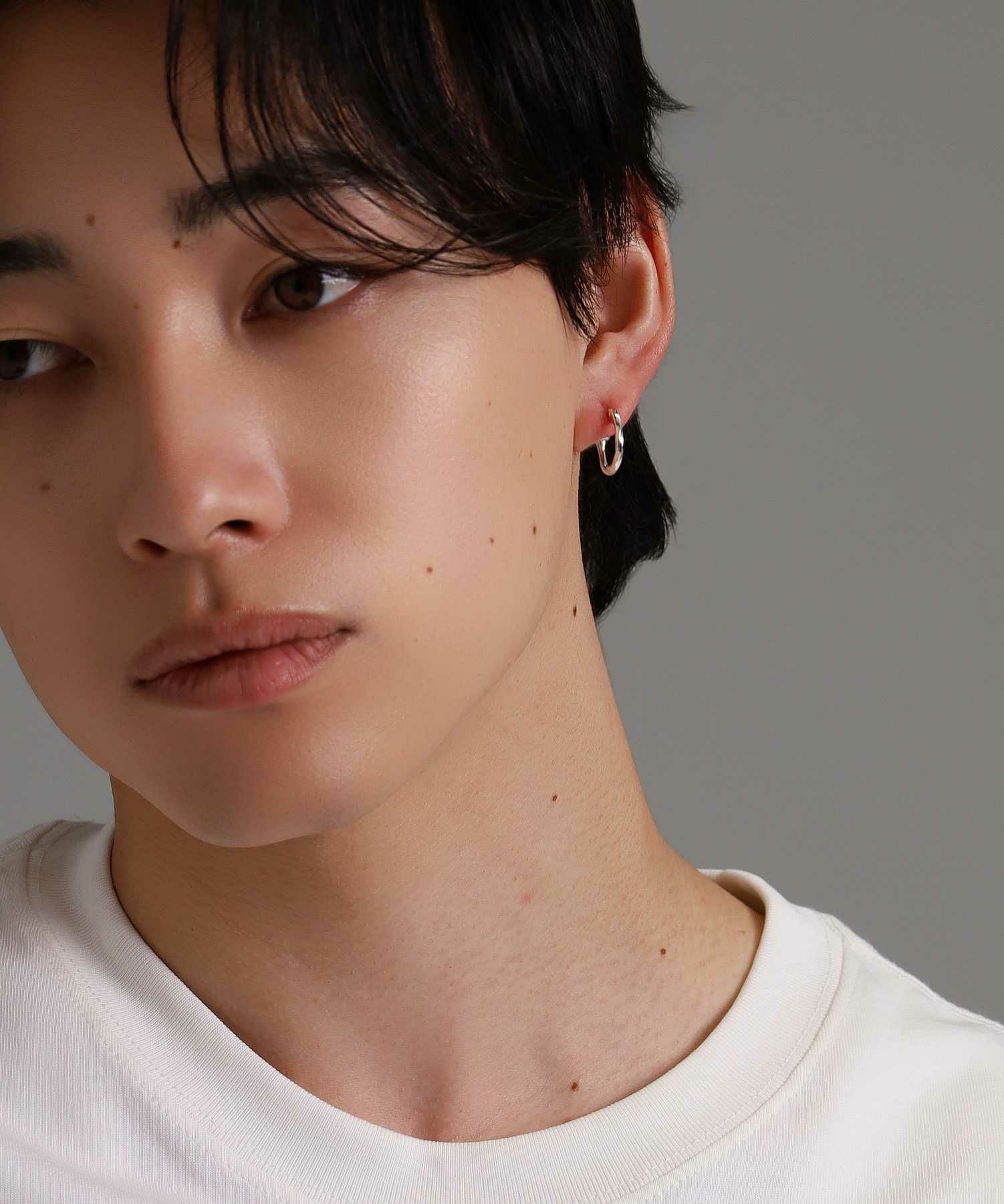  クロッシングピアス/ツイスト/シルバー925（シルバー・ライトブラック）