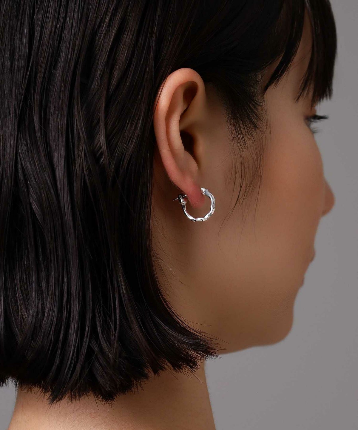  クロッシングピアス/ツイスト/シルバー925（シルバー・ライトブラック）