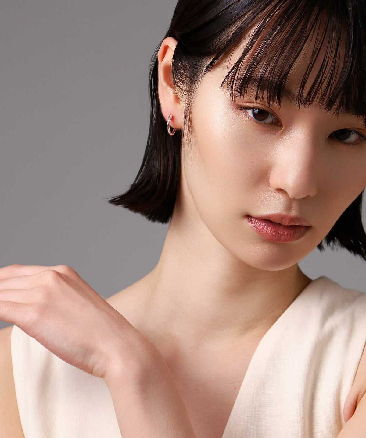  クロッシングピアス/ツイスト/シルバー925（シルバー・ライトブラック）