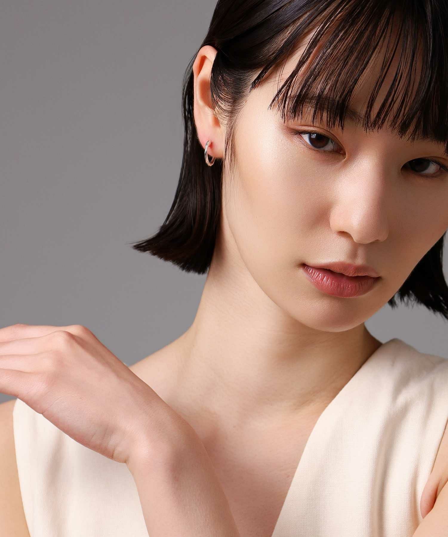  クロッシングピアス/ツイスト/シルバー925（シルバー・ライトブラック）