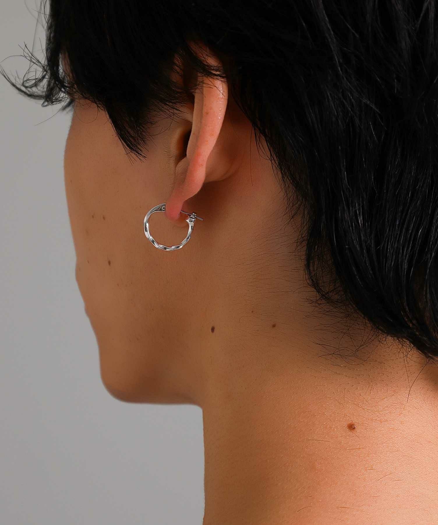  クロッシングピアス/ツイスト/シルバー925（シルバー・ライトブラック）