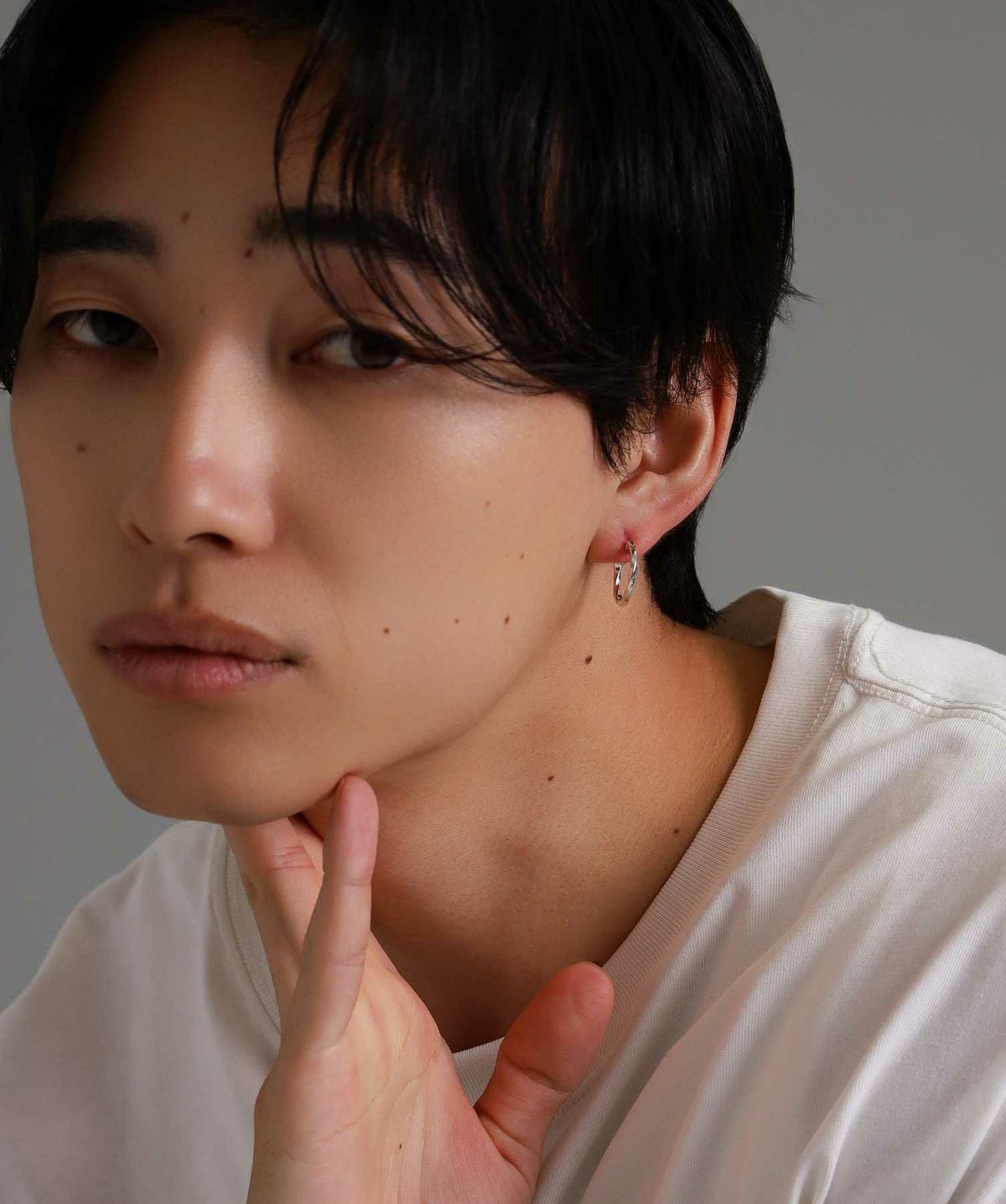  クロッシングピアス/ツイスト/シルバー925（シルバー・ライトブラック）