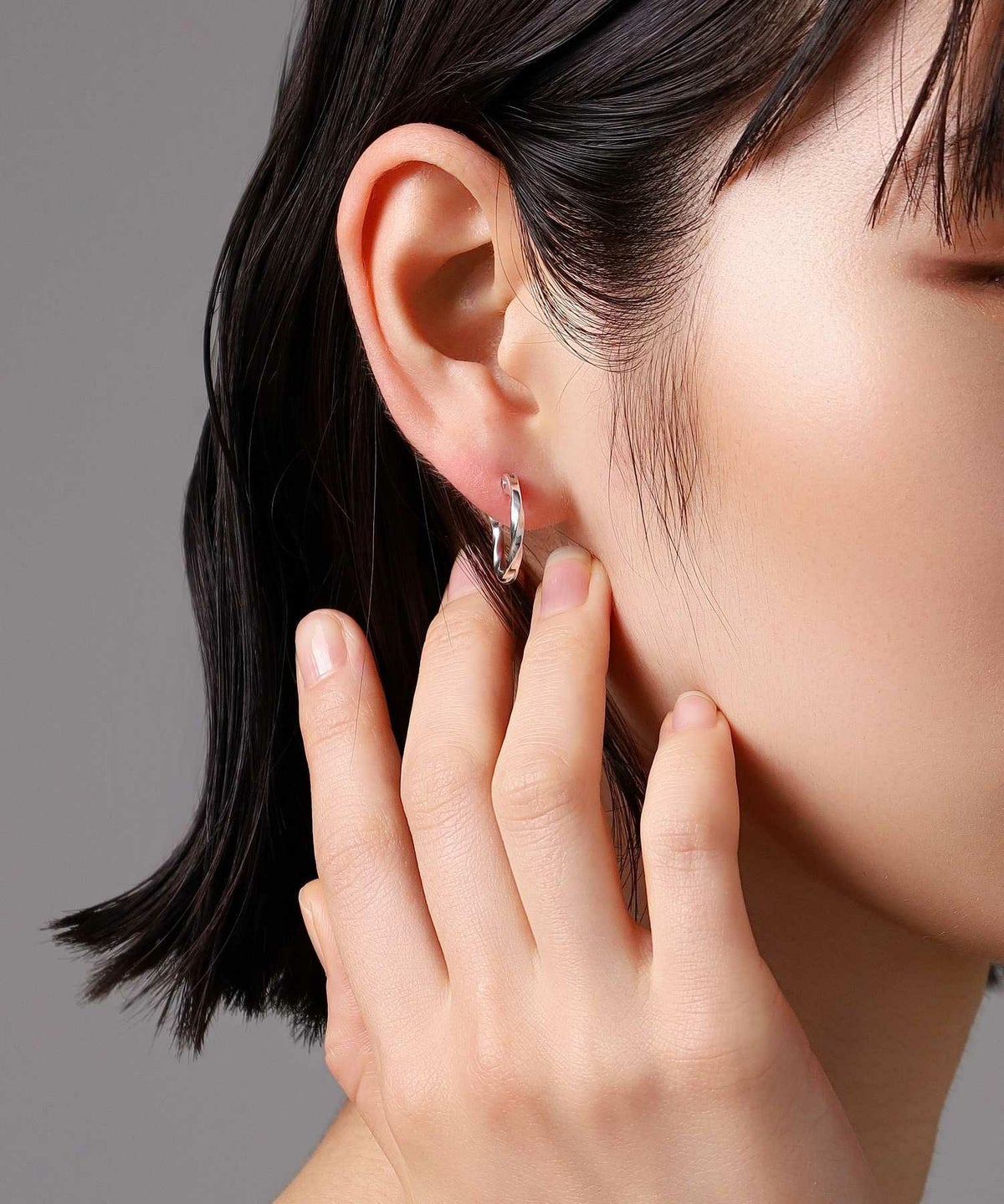  クロッシングピアス/ツイスト/シルバー925（シルバー・ライトブラック）