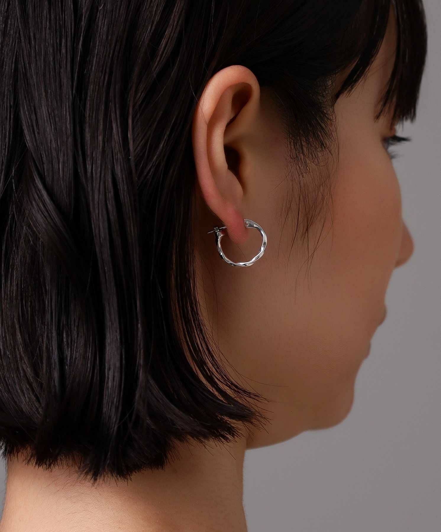  クロッシングピアス/ツイスト/シルバー925（シルバー・ライトブラック）