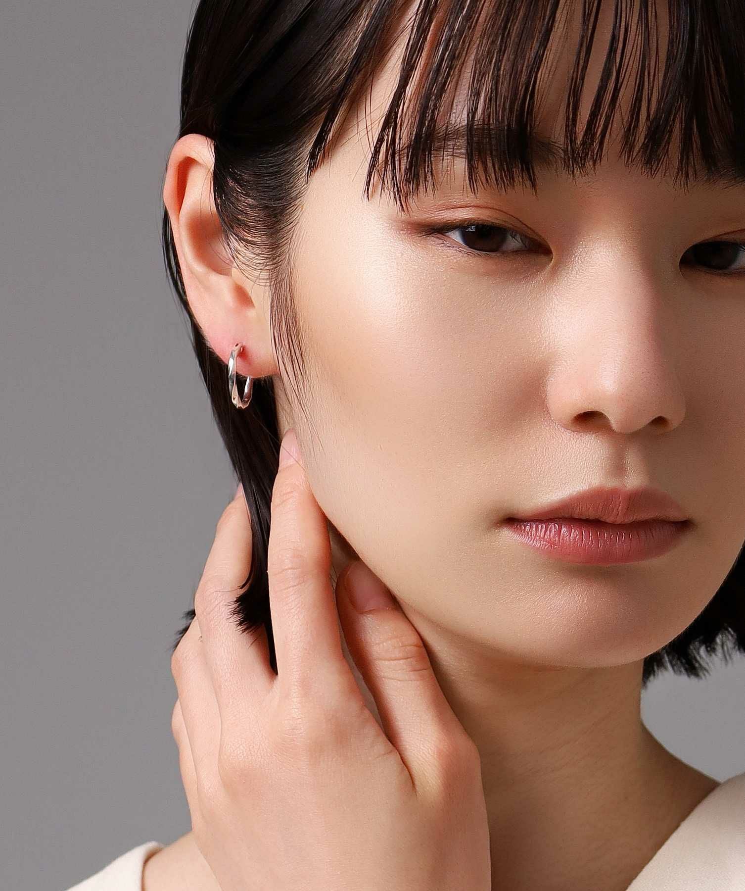  クロッシングピアス/ツイスト/シルバー925（シルバー・ライトブラック）