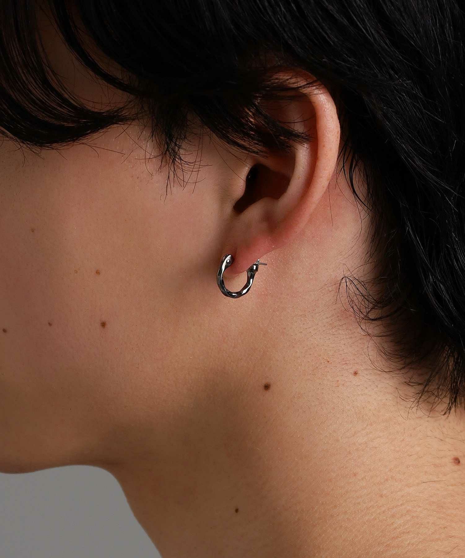  クロッシングピアス/ツイスト/シルバー925（シルバー・ライトブラック）