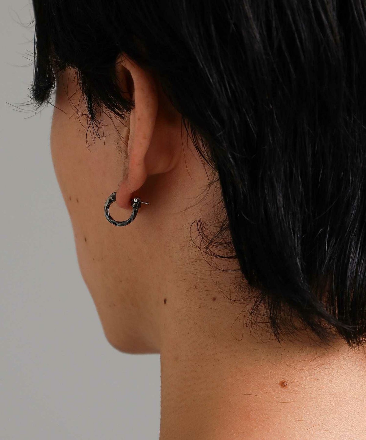  クロッシングピアス/ツイスト/シルバー925（シルバー・ライトブラック）