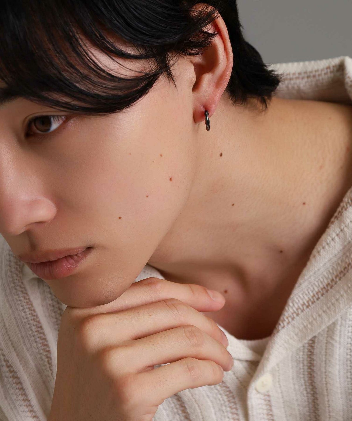  クロッシングピアス/ツイスト/シルバー925（シルバー・ライトブラック）