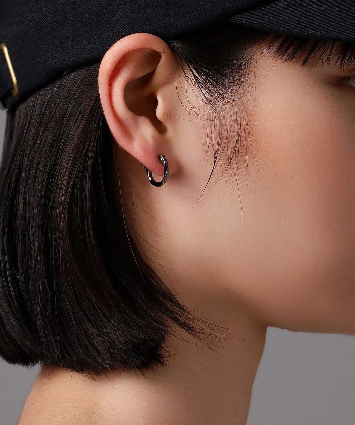  クロッシングピアス/ツイスト/シルバー925（シルバー・ライトブラック）