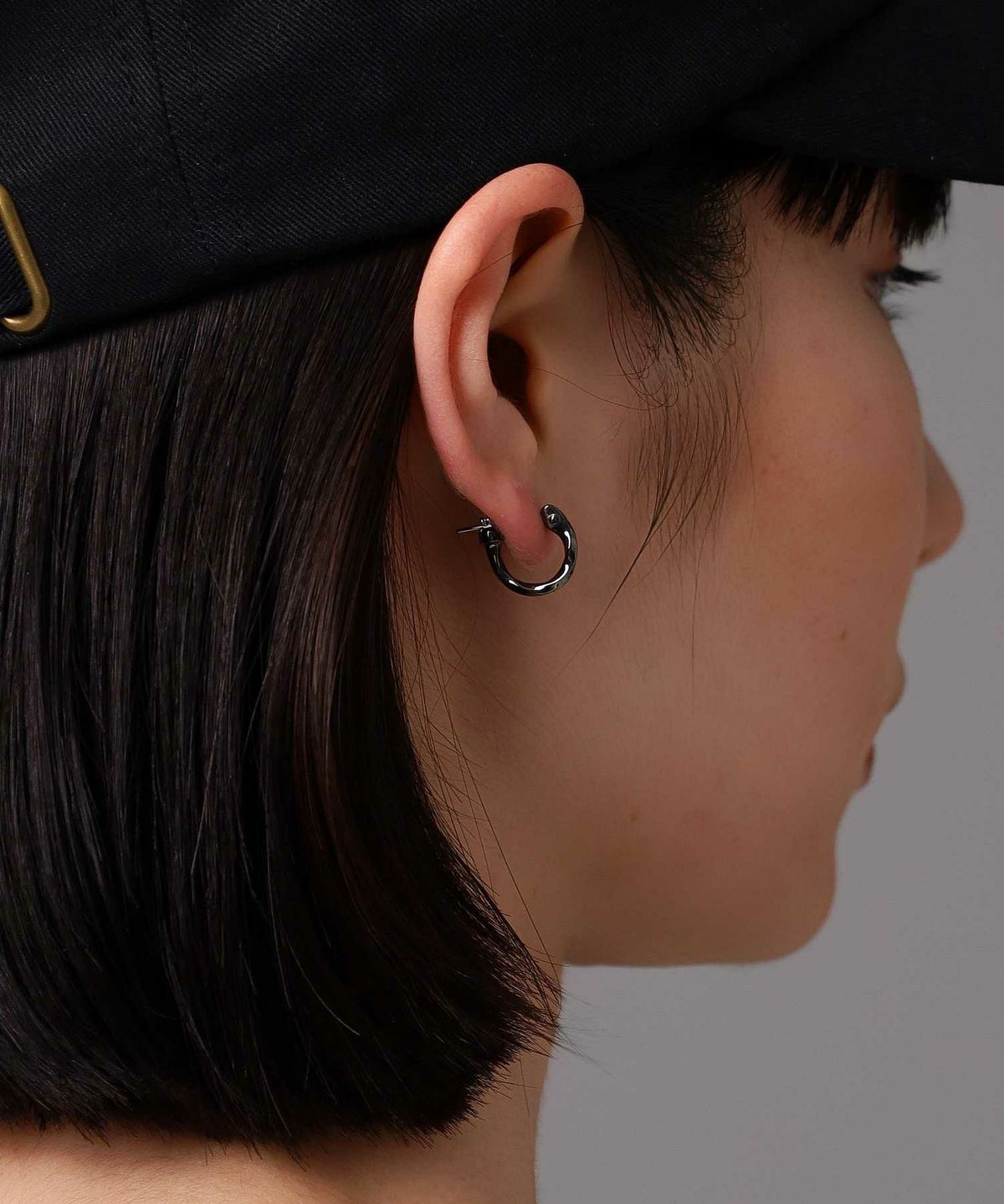  クロッシングピアス/ツイスト/シルバー925（シルバー・ライトブラック）