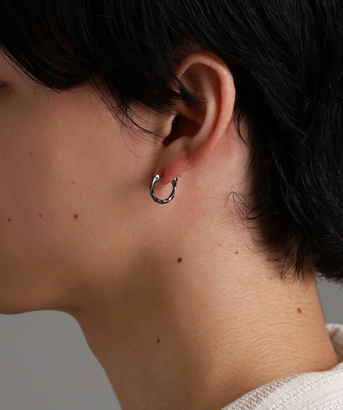  クロッシングピアス/ツイスト/シルバー925（シルバー・ライトブラック）