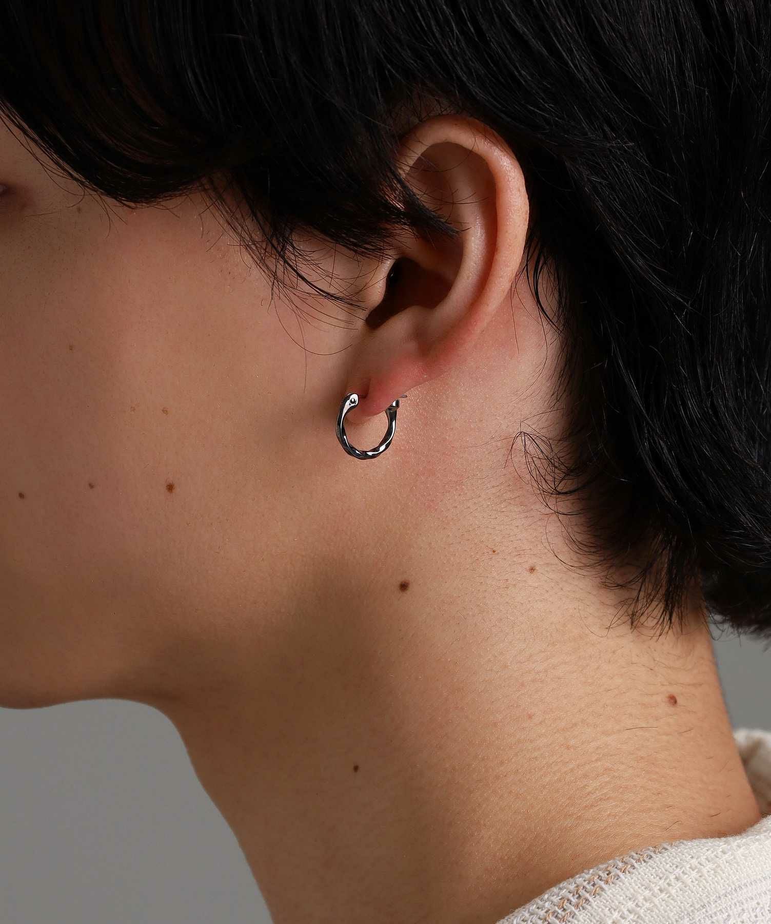  クロッシングピアス/ツイスト/シルバー925（シルバー・ライトブラック）