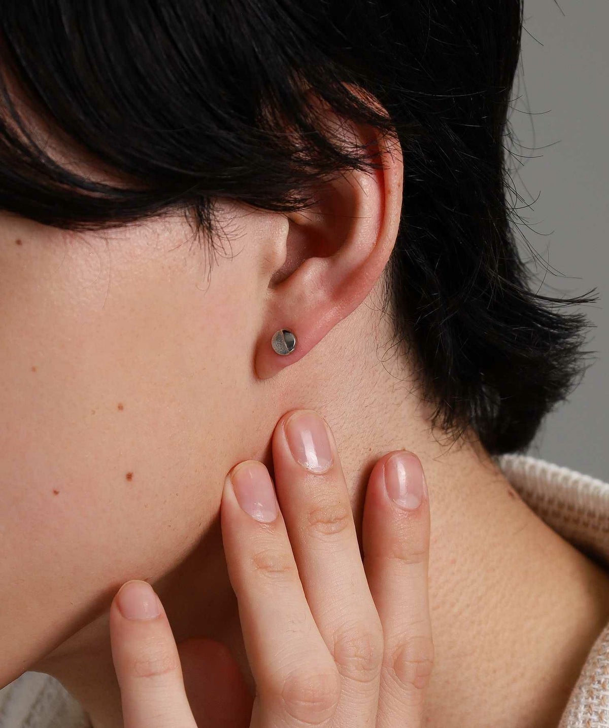 【WEB限定】トライスタッズピアス/サンド/サージカルステンレス（シルバー・ブラック）