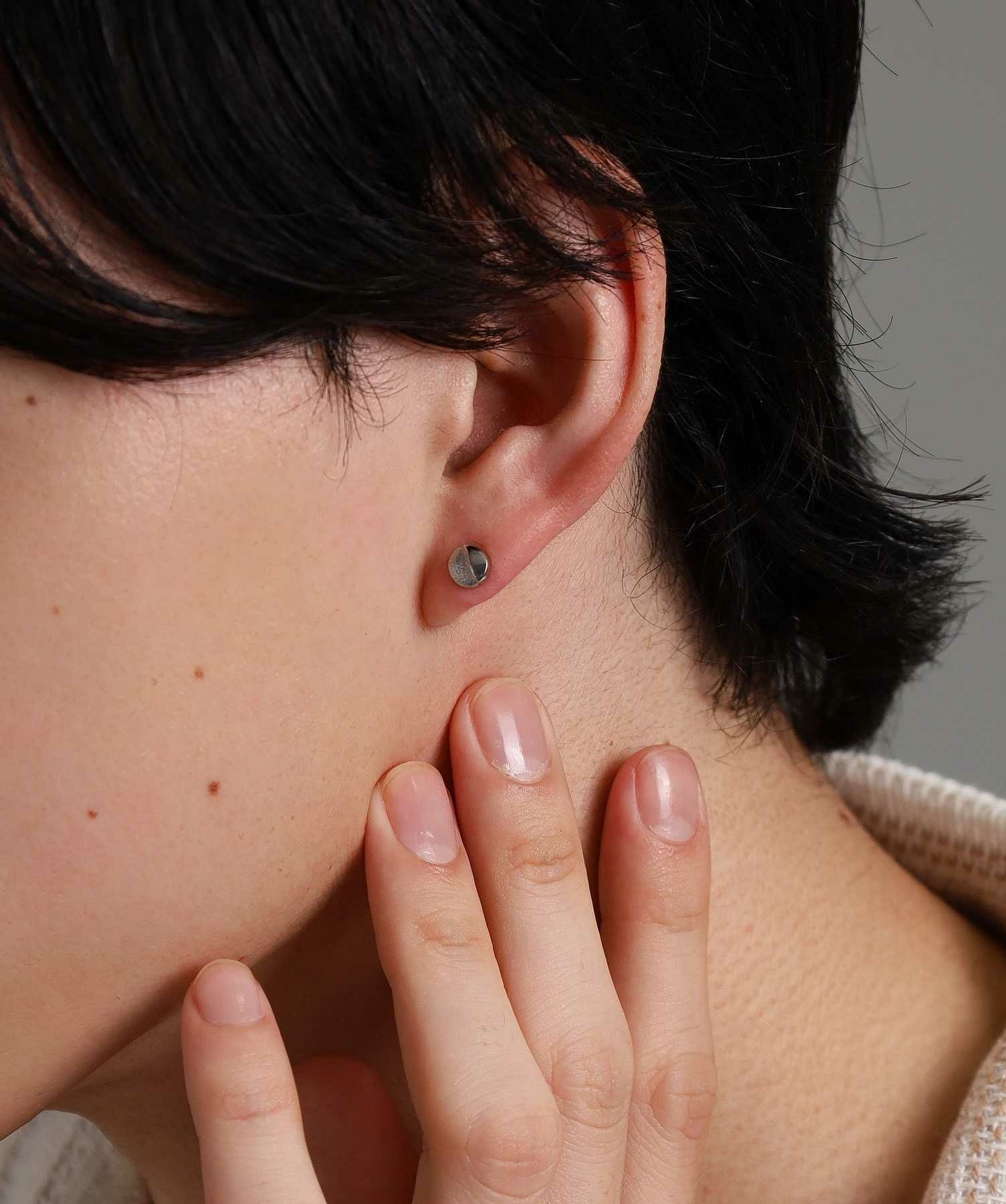 【WEB限定】トライスタッズピアス/サンド/サージカルステンレス（シルバー・ブラック）