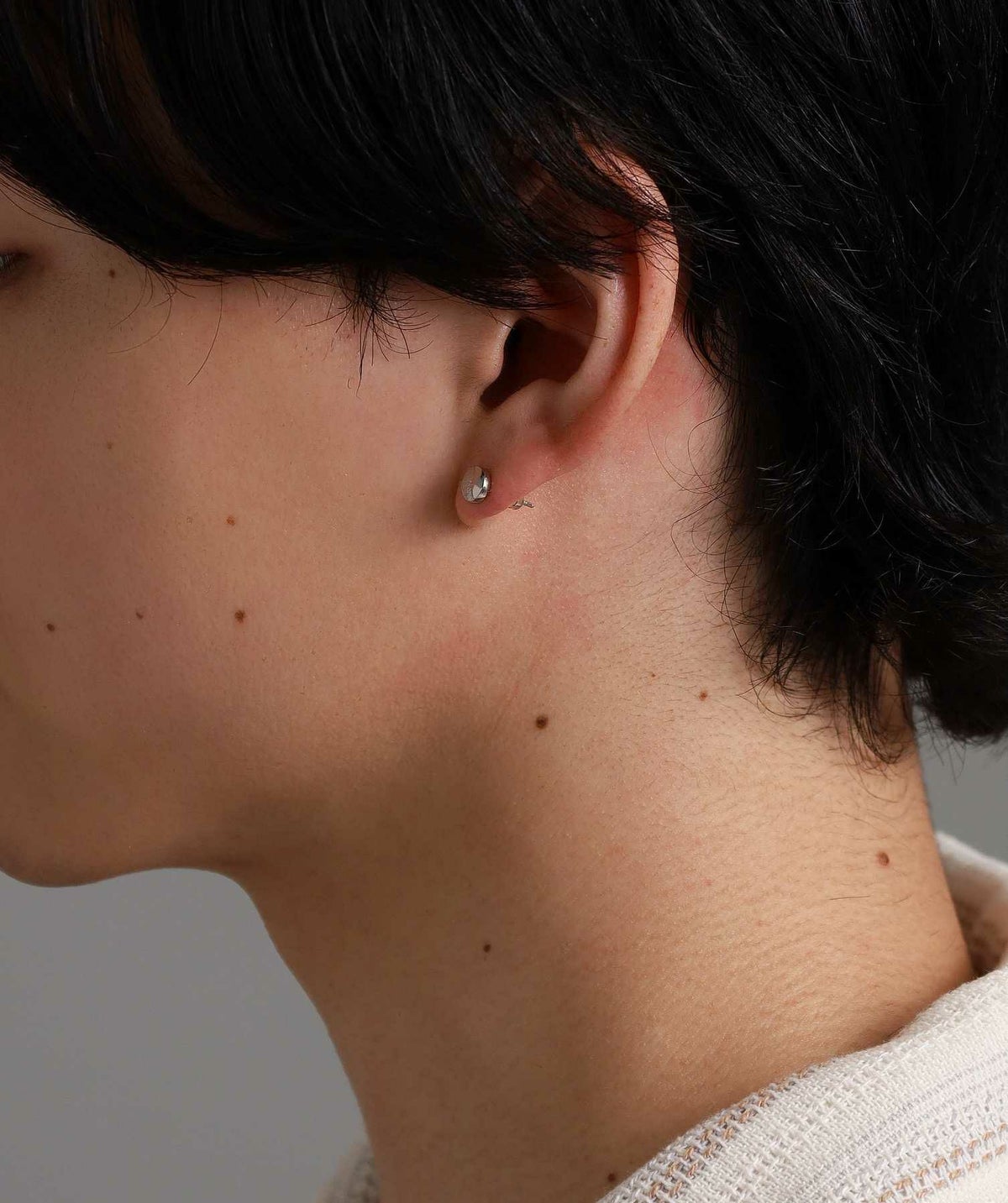 【WEB限定】トライスタッズピアス/サンド/サージカルステンレス（シルバー・ブラック）