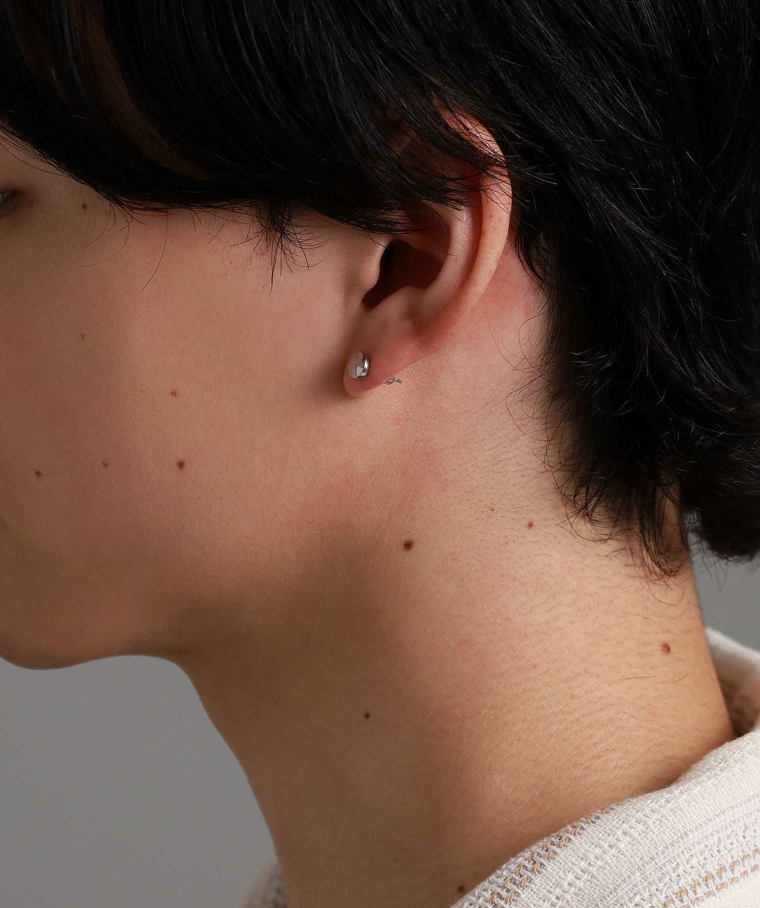 【WEB限定】トライスタッズピアス/サンド/サージカルステンレス（シルバー・ブラック）