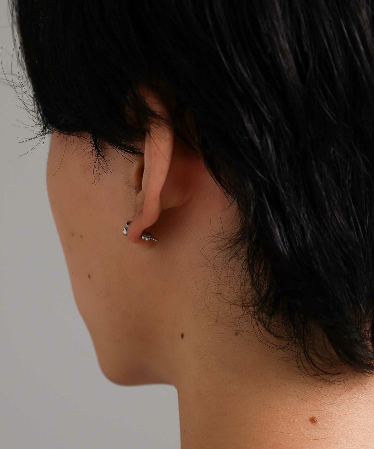 【WEB限定】トライスタッズピアス/サンド/サージカルステンレス（シルバー・ブラック）