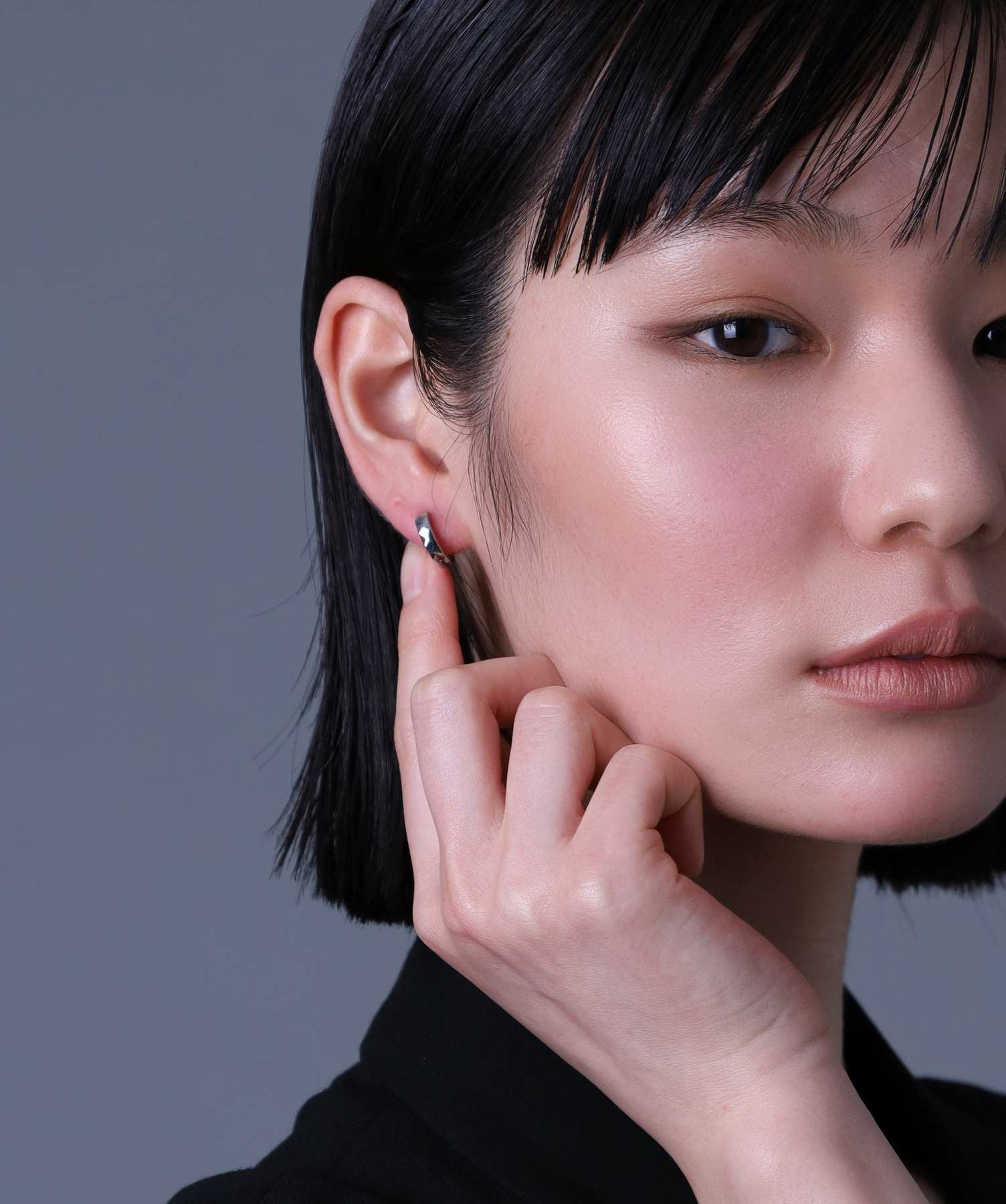 限定展開】“THE EDGE”カッティングフープピアス/シルバー×ブルー