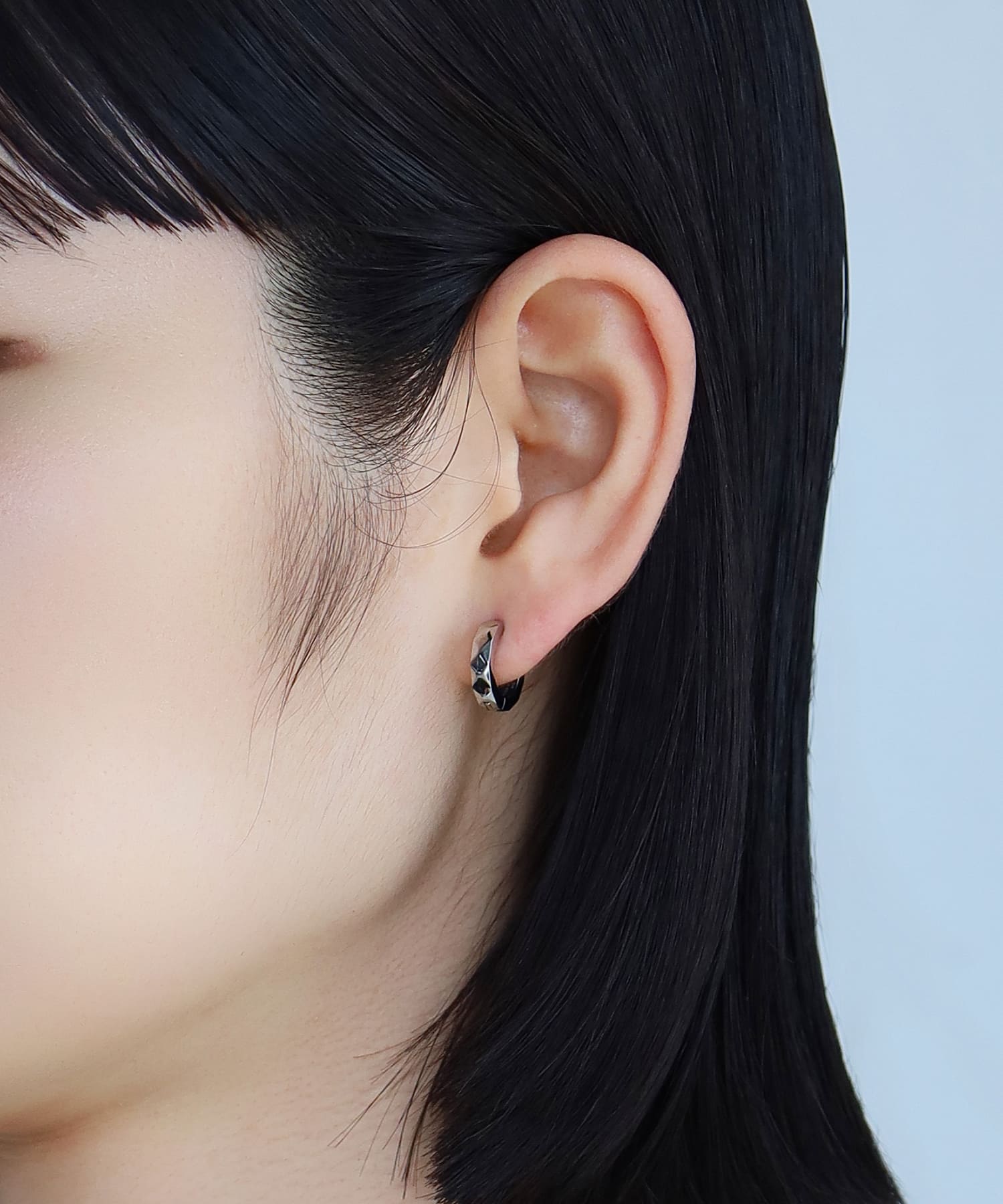 限定展開】“THE EDGE”カッティングフープピアス/シルバー×ブルー