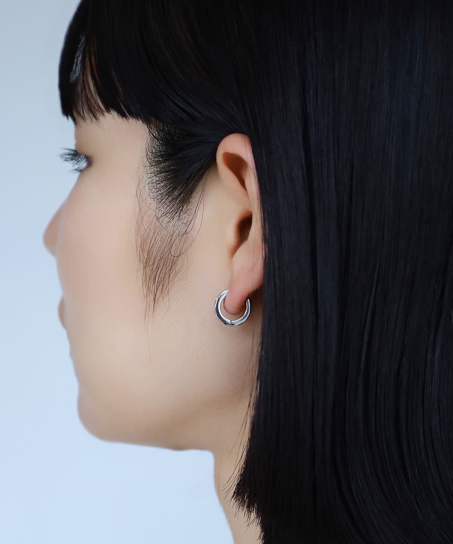 限定展開】“THE EDGE”カッティングフープピアス/シルバー×ブルー