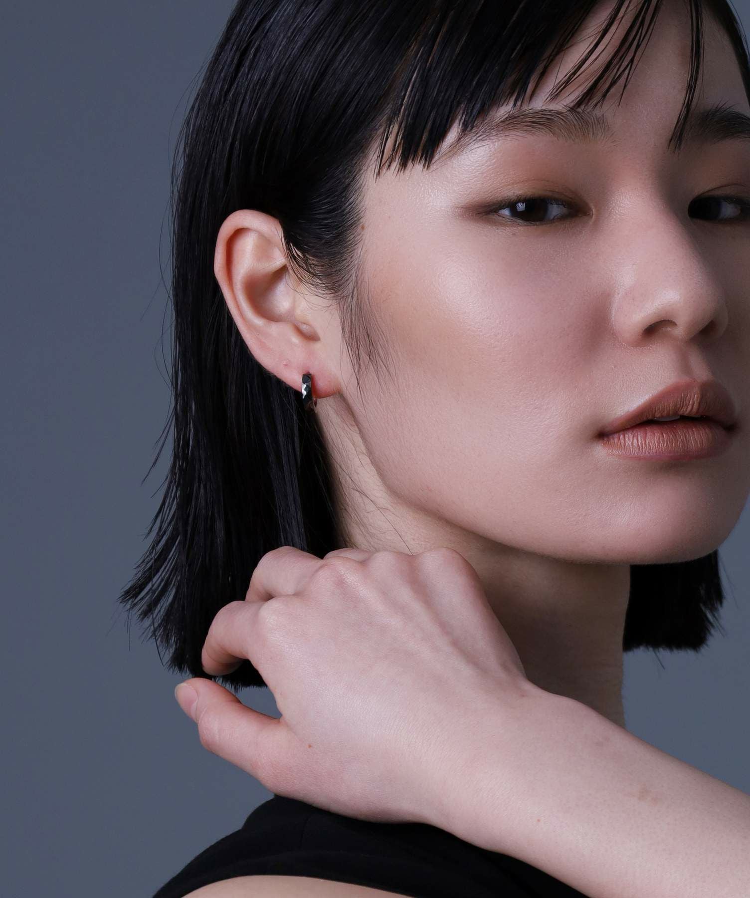 限定展開】“THE EDGE”カッティングフープピアス/ライトブラック