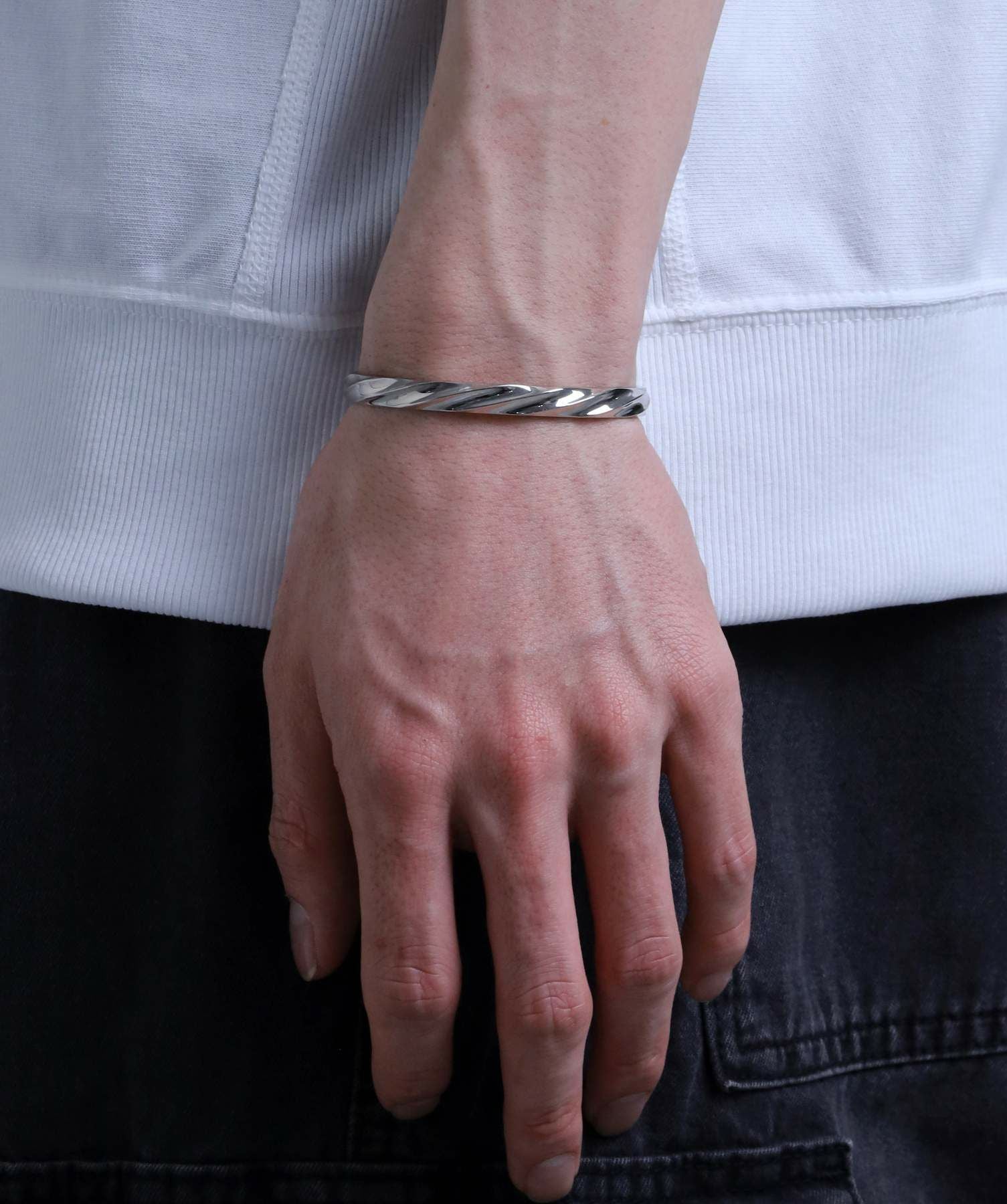 【シルバー925／SILVER925】繊細ツイステッドバングル 35g 磨き布付 シルバー925／SILVER925】繊細ツイステッドバングル 35g 磨き布付