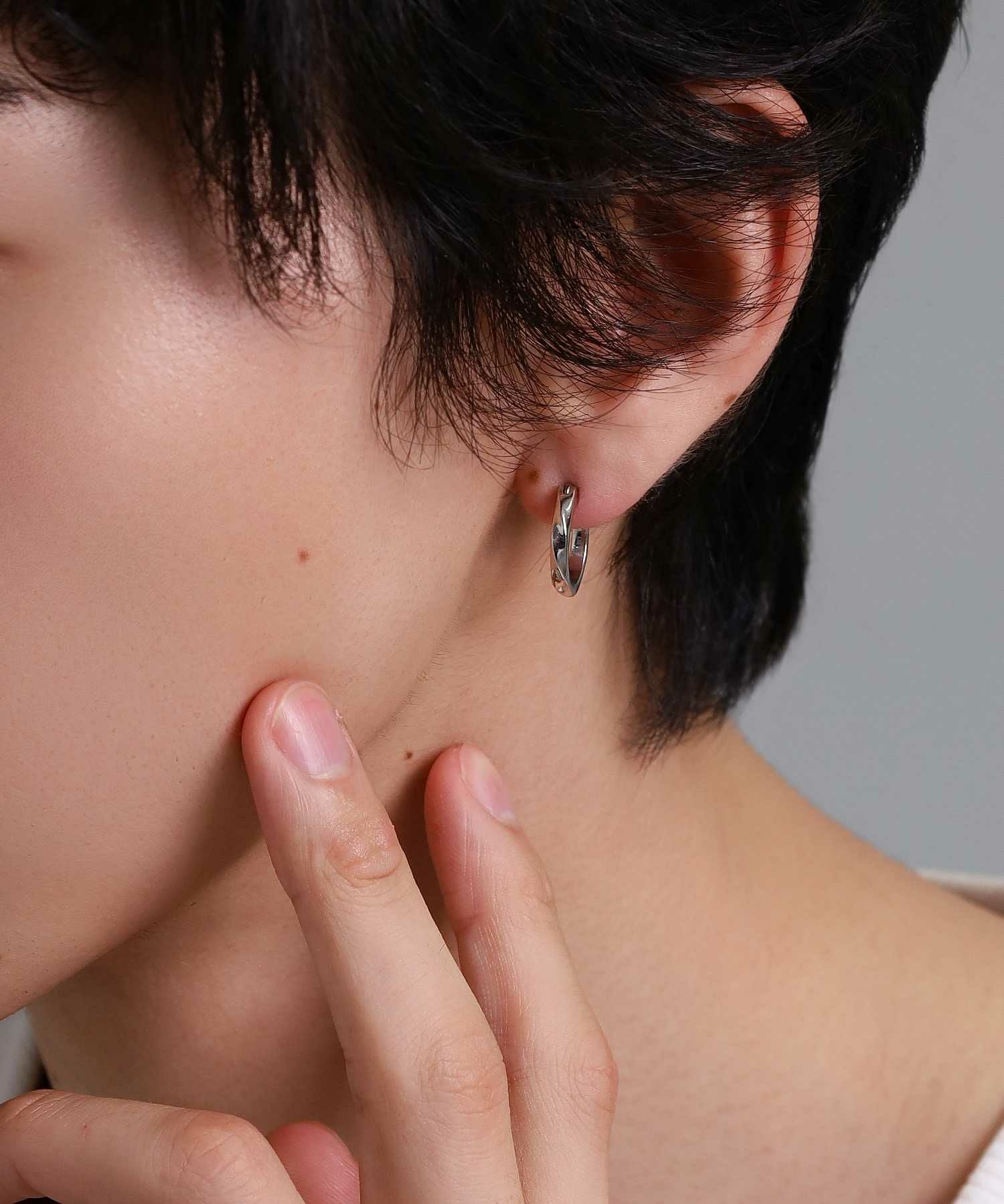 “for Gift”クロッシングピアス/シティポップ“TYPE B”/シルバー925の着用イメージ
