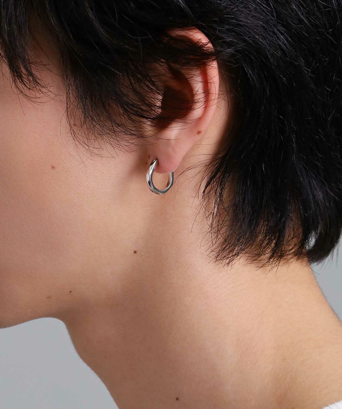 “for Gift”クロッシングピアス/シティポップ“TYPE B”/シルバー925の着用イメージ