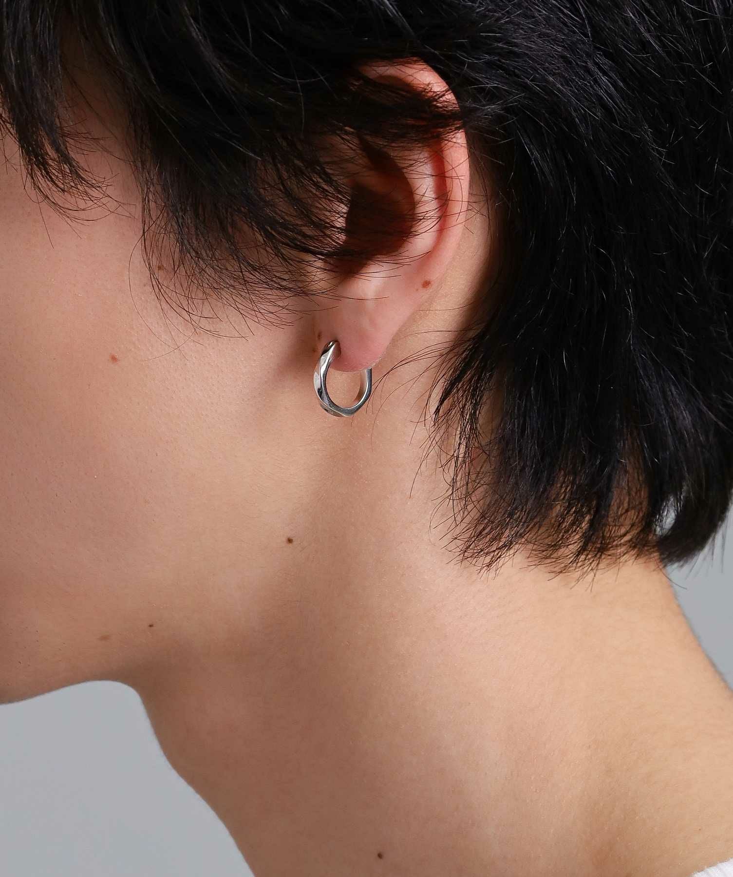 “for Gift”クロッシングピアス/シティポップ“TYPE B”/シルバー925の着用イメージ