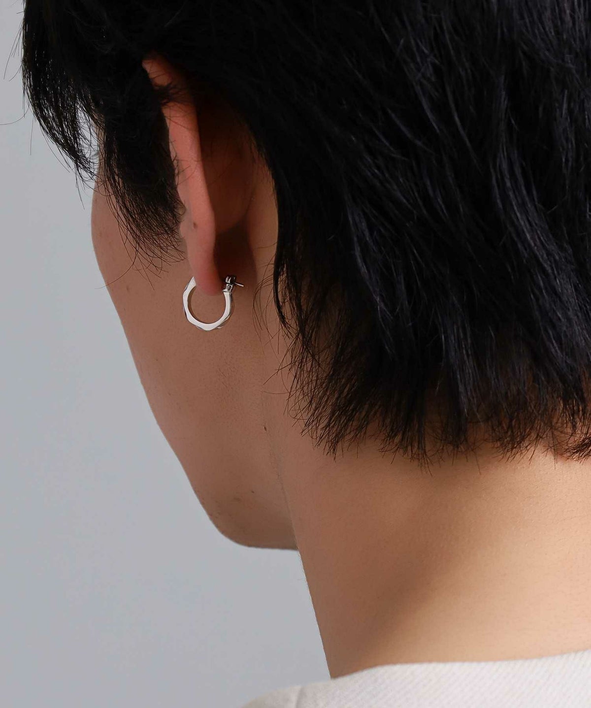 “for Gift”クロッシングピアス/シティポップ“TYPE B”/シルバー925の着用イメージ
