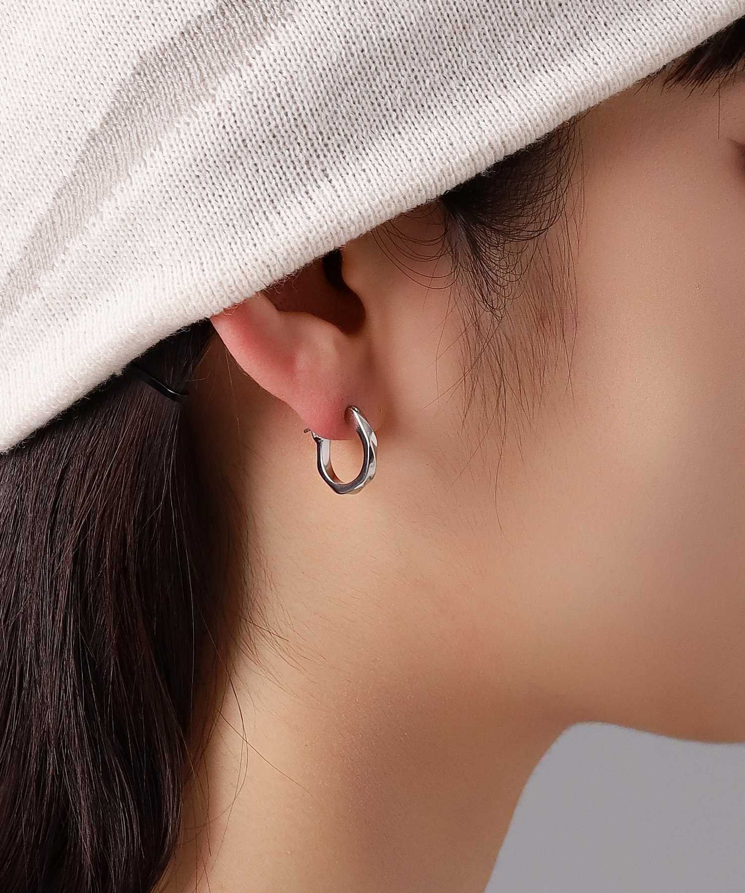 “for Gift”クロッシングピアス/シティポップ“TYPE B”/シルバー925の着用イメージ